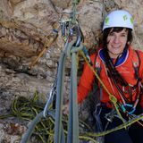 Kletterin Michelle Knaub  Am Standplatz durch mehrere Haken im Fels gesichert. Das extreme Klettern in den Dolomiten erfordert zur Sicherung auch einen großen Materialeinsatz. Bei einer Tour durch die Nordwand benötigt eine Seilschaft ein gutes Dutzend Express- und Bandschlingen sowie einen Satz Keile und "Friends" - kleine Klemmkeile, die sich in Felsspalten fixieren lassen.