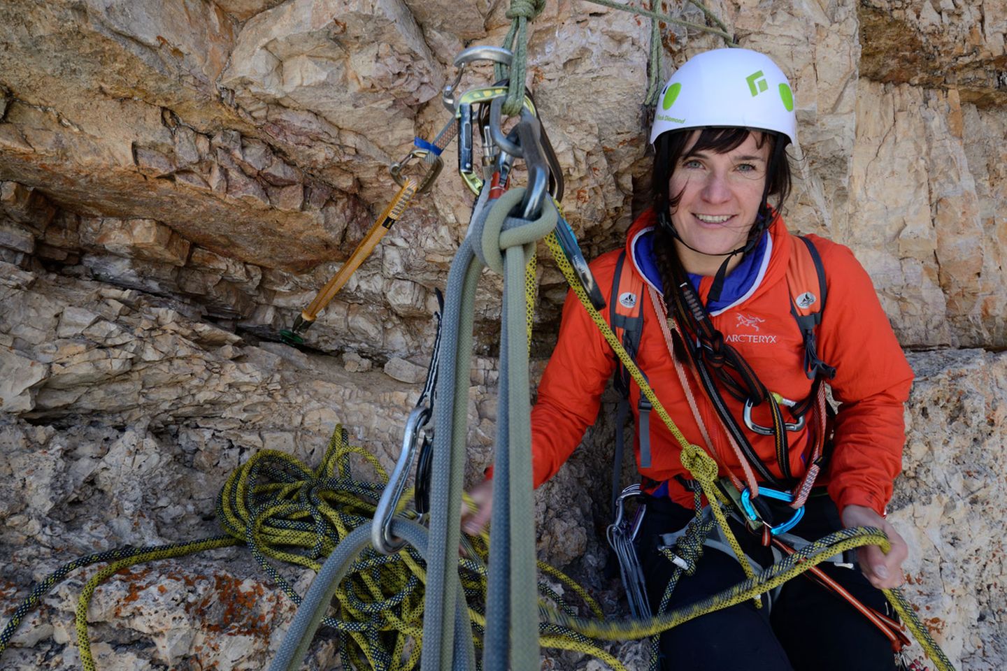 Kletterin Michelle Knaub  Am Standplatz durch mehrere Haken im Fels gesichert. Das extreme Klettern in den Dolomiten erfordert zur Sicherung auch einen großen Materialeinsatz. Bei einer Tour durch die Nordwand benötigt eine Seilschaft ein gutes Dutzend Express- und Bandschlingen sowie einen Satz Keile und "Friends" - kleine Klemmkeile, die sich in Felsspalten fixieren lassen.