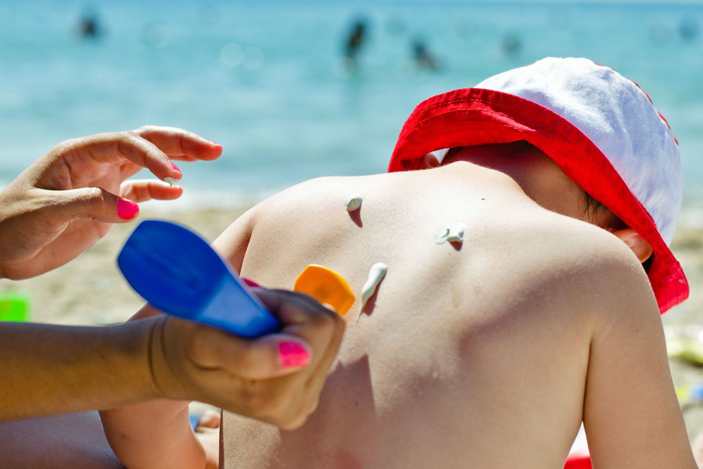 Manche in Sonnenschutzmitteln enthaltenen UV-Filter sind hormonell wirksam und daher bedenklich