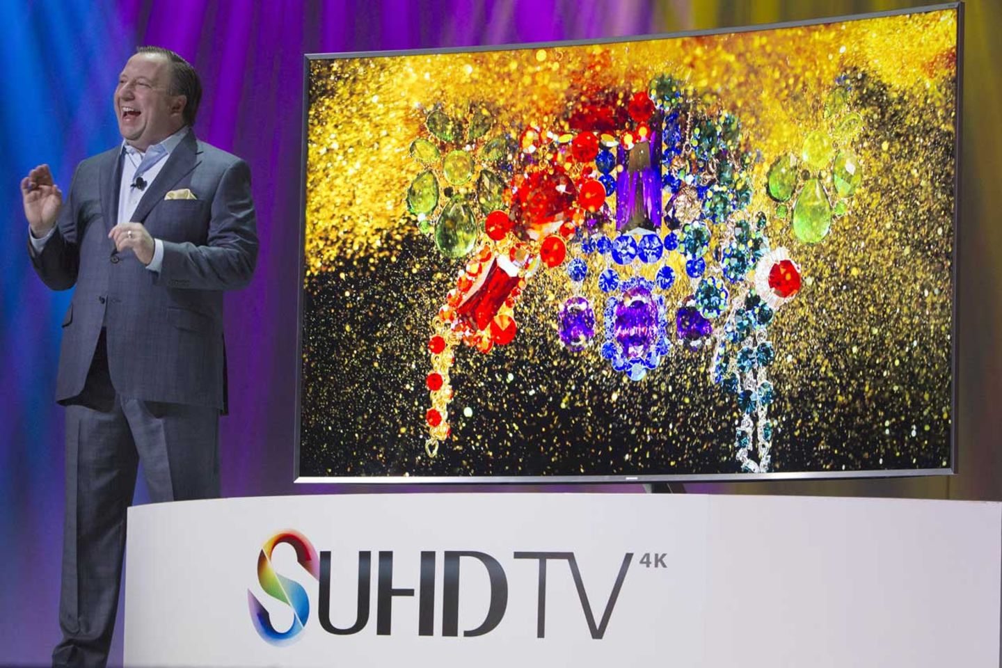 Die neuen Samsung-Fernseher lauschen im Wohnzimmer mit. Allerdings kann die Sprachsteuerung auch direkt deaktiviert werden.