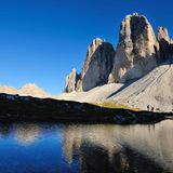Die Drei Zinnen oberhalb des Hochpustertal bedeuten für die Sextener Dolomiten, was das Matterhorn für das Wallis und die Schweiz darstellt: ein magischer Anziehungspunkt und ein naturgewaltiges Aushängeschild für eine ganze Region.