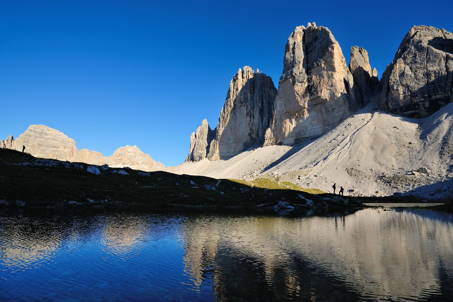 Drei Zinnen: Die Drei Zinnen oberhalb des Hochpustertal bedeuten für die Sextener Dolomiten, was das Matterhorn für das Wallis und die Schweiz darstellt: ein magischer Anziehungspunkt und ein naturgewaltiges Aushängeschild für eine ganze Region. Die Drei Zinnen oberhalb des Hochpustertal bedeuten für die Sextener Dolomiten, was das Matterhorn für das Wallis und die Schweiz darstellt: ein magischer Anziehungspunkt und ein naturgewaltiges Aushängeschild für eine ganze Region.