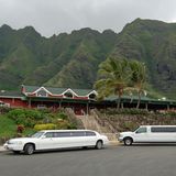 Kualoa Ranch  Der Boden auf der regenreichen Ostseite gilt als fruchtbar. Lukrativer als der Ackerbau ist für die Kualoa Ranch die Vermietung eines Teils ihres Geländes an Filmproduzenten aus Hollywood. Besucher kurven bei der "Movie Set & Ranch Tour" in ausrangierten Schulbussen an morbiden Kulissen durch wilde Urlandschaften, wo auch Teile von "Jurassic Park" und "Godzilla" gedreht wurden. VIP-Gäste und "Honeymooners" werden in Stretchkarossen vorgefahren.