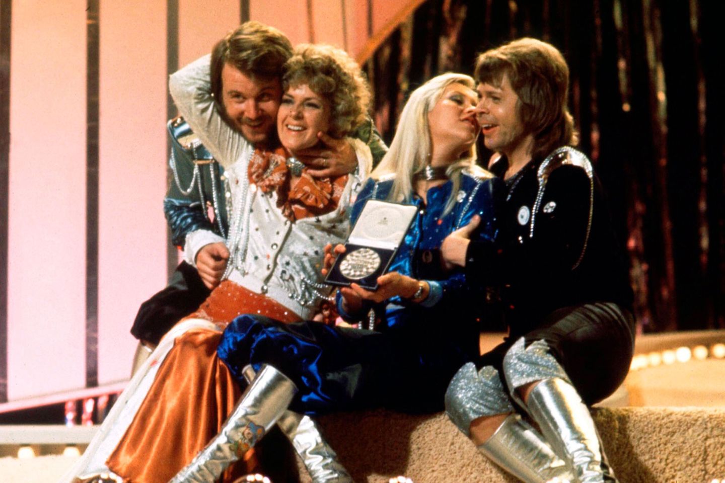 Der Abend des großen Triumphes: Am 6. April 1974 gewannen Abba mit "Waterloo" den Eurovision Song Contest. Schon damals auffällig waren ihre bunten Kostüme und die Plateauschuhe der Damen – und Herren!