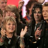 "Die ultimative Chartshow" gibt es in unendlich vielen Variationen - gleich bleibt immer das Grinsen von Oliver Geissen, der das Format routiniert-gelangweilt runtermoderiert. Seit 2003 zeigt RTL Ausgaben wie "Die erfolgreichsten Holiday-Hits", "Die erfolgreichsten Synthie-Pop-Hits", "Die erfolgreichsten Überraschungshits", "Die erfolgreichsten singenden Schauspieler" usw. Der Phantasie sind hier keine Grenzen gesetzt - und da das Format sehr billig zu produzieren ist, denkt RTL gar nicht ans Aufhören.  Fazit: Nirgends wird die Ideenlosigkeit des Senders so sichtbar wie bei dieser lieblosen Show.