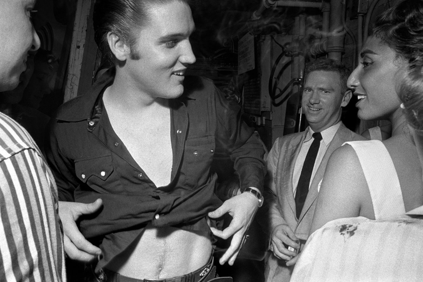Der Sänger ließ sich gerne von Verehrerinnen ablenken. So wie Anfang Juli 1956 im Hudson Theatre in New York.