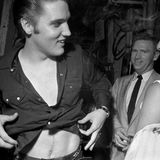 Der Sänger ließ sich gerne von Verehrerinnen ablenken. So wie Anfang Juli 1956 im Hudson Theatre in New York.