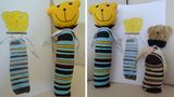 Judith hat zur Geburt einen kleinen Teddy geschenkt bekommen, "Margot" ist seither ihr allerwichtigstes Kuscheltier. Da sie neun Jahre alt ist, hat sie seinen Körper inzwischen komplett weggeliebt, er musste durch eine mit Watte gefüllte Socke ersetzt werden. Als Judith ihr Lieblingskuscheltier malen sollte, hat sie keine Sekunde gezögert. Die Näherinnen in Bali kannten die Vorgeschichte natürlich nicht und haben sich strikt an Judiths Zeichnung gehalten. "Die haben sogar die Blümchen und Kleeblätter auf dem Taschentuch, mit dem Margot an der Socke befestigt ist, gestickt! Dass sie die auf meinem Bild überhaupt erkannt haben!", schwärmt Judith begeistert. Die Gefährtin für Margot heißt Tante Marla.