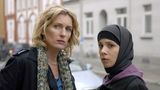 "Wem Ehre gebührt", "Tatort"-Folge: 684, Jahr: 2007  Strafanzeige wegen Volksverhetzung. Massenproteste vor den ARD-Studios. Ein Vizekanzler, der mahnend in die Debatte eingreift. Es überrascht wenig, dass dieser "Tatort" seit seiner Erstausstrahlung im Giftschrank des NDR schlummert. Was war geschehen? Drehbuchautorin Angelina Maccarone hatte ihren Krimi um einen Inzest- und Missbrauchsfall in einer Familie mit türkisch-alevitischem Hintergrund aufgebaut und damit in ein Wespennest gestoßen - weil die Unterstellung des Inzests zu einem gängigen Klischee über Aleviten in der Türkei gehört.