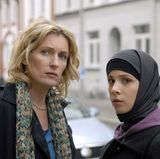 "Wem Ehre gebührt", "Tatort"-Folge: 684, Jahr: 2007  Strafanzeige wegen Volksverhetzung. Massenproteste vor den ARD-Studios. Ein Vizekanzler, der mahnend in die Debatte eingreift. Es überrascht wenig, dass dieser "Tatort" seit seiner Erstausstrahlung im Giftschrank des NDR schlummert. Was war geschehen? Drehbuchautorin Angelina Maccarone hatte ihren Krimi um einen Inzest- und Missbrauchsfall in einer Familie mit türkisch-alevitischem Hintergrund aufgebaut und damit in ein Wespennest gestoßen - weil die Unterstellung des Inzests zu einem gängigen Klischee über Aleviten in der Türkei gehört.