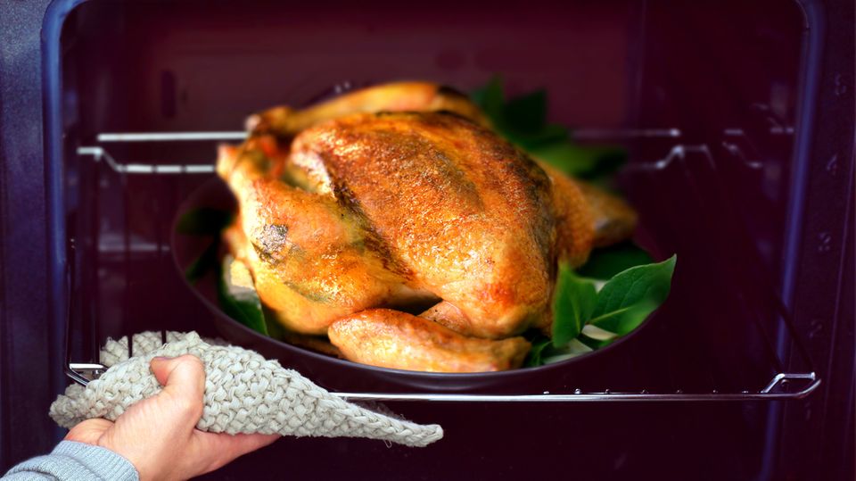 Sie darf bei vielen an Weihnachten nicht fehlen: Die Pute. Doch was bedeutet die Vogelgrippe für unser Festtagsmahl?
