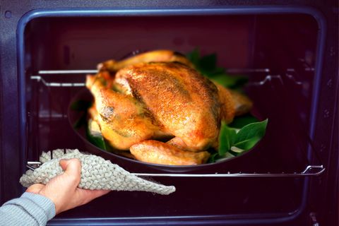 Sie darf bei vielen an Weihnachten nicht fehlen: Die Pute. Doch was bedeutet die Vogelgrippe für unser Festtagsmahl?
