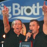 Nicht, dass die Zeiten wirklich besser geworden wären. Aber dass man zum Popstar aufsteigt, nur weil man William Shakespeare nicht kennt - das ist heute wohl nicht mehr möglich. 2000 schon. Da stieg "Big Brother"-Teilnehmer Zlatko kurzzeitig zur Kultfigur auf. Mit seinem Kumpel Jürgen nahm er ein Duett auf - und schaffte es auf Platz 1 der Charts. Der Text von "Großer Bruder" ist von ergreifender Schlichtheit:  Wir sind schon echte Freunde, wir zwei sind eine Macht  Wir halten voll zusammen auch wenn es manchmal kracht   Keiner kann uns wirklich was, wir verstehen uns total  Wir sind schon ein starkes Team das gibt's im Leben nur einmal.  Das gab es wirklich nur einmal. Den Erfolg konnten die beiden nie wiederholen. Kurz darauf blamierte sich Zlatko mit einem Liveauftritt beim Vorentscheid zum Eurovision Song Contest. Er wurde vom Publikum gnadenlos ausgebuht - und verschwand so schnell, wie er gekommen war. Der Song erklingt trotzdem hin und wieder auf Stadtfesten: Jürgen singt ihn. Ohne Zlatko. Wirklich ein starkes Team.  Zum Song