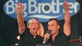 Nicht, dass die Zeiten wirklich besser geworden wären. Aber dass man zum Popstar aufsteigt, nur weil man William Shakespeare nicht kennt - das ist heute wohl nicht mehr möglich. 2000 schon. Da stieg "Big Brother"-Teilnehmer Zlatko kurzzeitig zur Kultfigur auf. Mit seinem Kumpel Jürgen nahm er ein Duett auf - und schaffte es auf Platz 1 der Charts. Der Text von "Großer Bruder" ist von ergreifender Schlichtheit:  Wir sind schon echte Freunde, wir zwei sind eine Macht  Wir halten voll zusammen auch wenn es manchmal kracht   Keiner kann uns wirklich was, wir verstehen uns total  Wir sind schon ein starkes Team das gibt's im Leben nur einmal.  Das gab es wirklich nur einmal. Den Erfolg konnten die beiden nie wiederholen. Kurz darauf blamierte sich Zlatko mit einem Liveauftritt beim Vorentscheid zum Eurovision Song Contest. Er wurde vom Publikum gnadenlos ausgebuht - und verschwand so schnell, wie er gekommen war. Der Song erklingt trotzdem hin und wieder auf Stadtfesten: Jürgen singt ihn. Ohne Zlatko. Wirklich ein starkes Team.  Zum Song