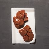 Nieren  Ein typisches Gericht sind saure Nieren - vor allem im süddeutschen und ostdeutschen Raum werden sie gerne gegessen. Dazu legt man die Nieren in Milch ein, um den Harngeruch zu neutralisieren. Anschließend scharf anbraten, in Scheiben schneiden und eine Sauce aus Mehlschwitze und Fleischbrühe zubereiten. Dazu isst man Semmelknödel oder Kartoffelpüree.