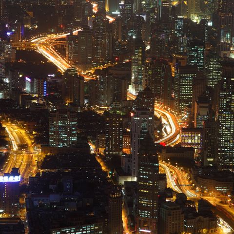 Shanghai bei Nacht: Die Megacity ist eine von rund 20 im asiatischen Raum. Insgesamt gibt es 30 Megastädte auf der Welt - künftig könnten es noch mehr werden.