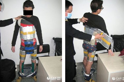 Der dreiste Schmuggelversuch ging nach hinten los: Ein junger Chinese wurde mit 94 iPhones am Körper am Grenzübergang erwischt.