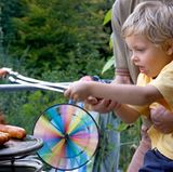 Planen und kochen Sie Mahlzeiten mit Ihrem Kind zusammen und sprechen Sie dabei über gesunde Ernährung. Kinder lernen am besten spielerisch - und wenn sie etwas ausprobieren können