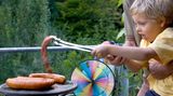 Planen und kochen Sie Mahlzeiten mit Ihrem Kind zusammen und sprechen Sie dabei über gesunde Ernährung. Kinder lernen am besten spielerisch - und wenn sie etwas ausprobieren können