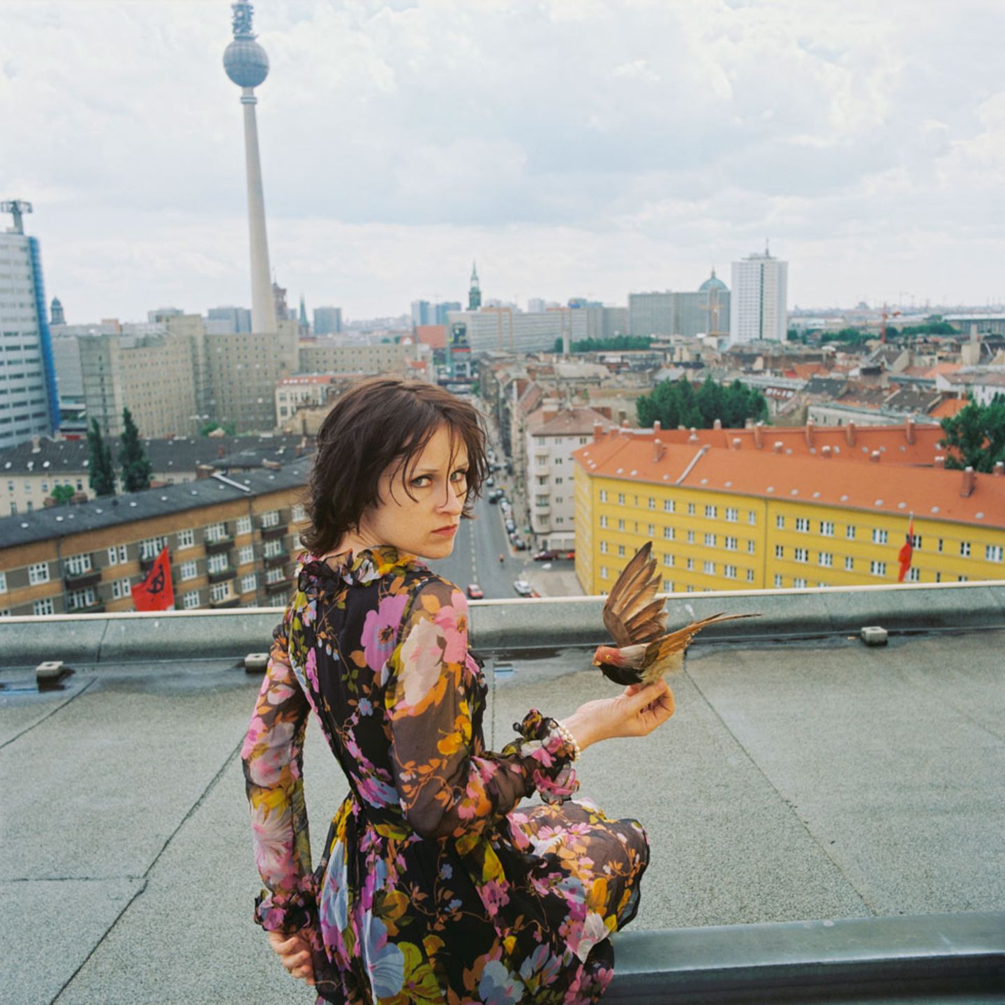 Für "Sibyll" - aber auch für andere Auftraggeber - porträtierte Ute Mahler immer wieder berühmte Persönlichkeiten. Auch nach der Wende war Mahler als Porträt-Fotografin gefragt. 1996 fotografierte sie die Schauspielerin Sophie Rois auf dem Dach der Berliner Volksbühne.