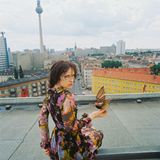 Für "Sibyll" - aber auch für andere Auftraggeber - porträtierte Ute Mahler immer wieder berühmte Persönlichkeiten. Auch nach der Wende war Mahler als Porträt-Fotografin gefragt. 1996 fotografierte sie die Schauspielerin Sophie Rois auf dem Dach der Berliner Volksbühne.