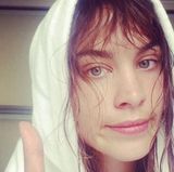 It-Girl Alexa Chung präsentiert sich nach dem Duschen ungeschminkt ihren Followern. "Hey Jungs", schreibt sie dazu.