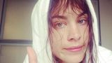 It-Girl Alexa Chung präsentiert sich nach dem Duschen ungeschminkt ihren Followern. "Hey Jungs", schreibt sie dazu.
