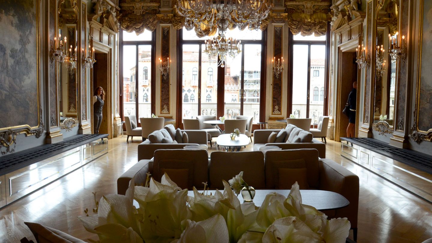 Blick direkt auf den Canal Grande: in der Piano Nobile Lounge, dem ehemaligen Hauptwohnbereich der Adelsfamilie.