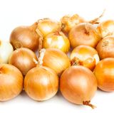 Zwiebeln enthalten viel Wasser. Lagert man sie im Kühlschrank, macht die Feuchtigkeit die Zwiebel weich und bildet die perfekte Grundlage für Schimmel. Am besten wie die Kartoffel an einem dunklen und trockenen Ort lagern - und bloß nicht zusammen mit der Kartoffel aufbewahren, das ist das Verderben von Zwiebel und Kartoffel.