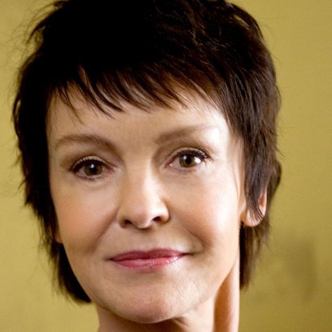 Katrin Sass spielt in "Weissensee" die Sängerin Dunja Hausmann, die von der Stasi zum Schweigen gebracht wird.
