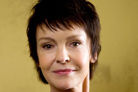 Katrin Sass spielt in "Weissensee" die Sängerin Dunja Hausmann, die von der Stasi zum Schweigen gebracht wird.