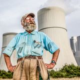 In Schwarze Pumpe, einem Ortsteil der brandenburgischen Stadt Spremberg, sind viele Menschen arbeitslos. Immerhin: Ein paar Schornsteine rauchen noch. Vattenfall hat ein neues Kraftwerk hier gebaut.