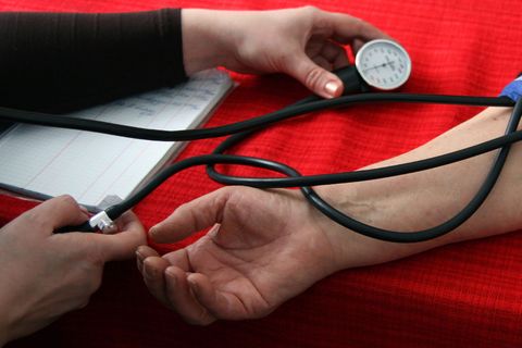 Ein erhöhter Blutdruck vergrößert das Risiko für schwarzen Hautkrebs