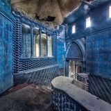 Wie ein Traum in Blau erscheint dieser verfallene Palast