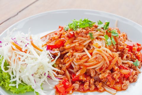 Nach frischen Tomaten, Kräutern und geschmortem Fleisch: So sollte eine Bolognese-Soße schmecken.