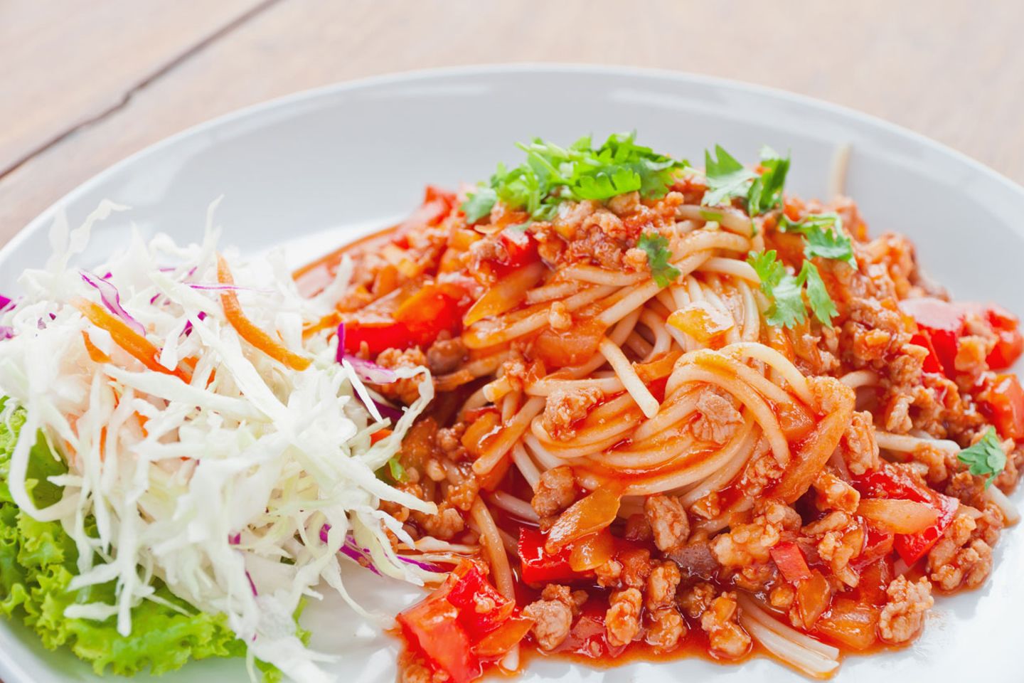 Nach frischen Tomaten, Kräutern und geschmortem Fleisch: So sollte eine Bolognese-Soße schmecken.