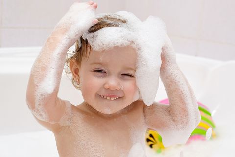Der Ausflug in die Badewanne kann sehr viel Freude machen - wenn der Nachwuchs Lust hat