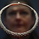 Die Ausstellung bietet viel fürs Auge: Neben Exponaten wie Broschen, Ketten, Edelsteinen und Münzen sind auch Schwerter und und Äxte zu sehen. Dieses Schmuckstück zierte einst den Hals einer Wikingerfrau.