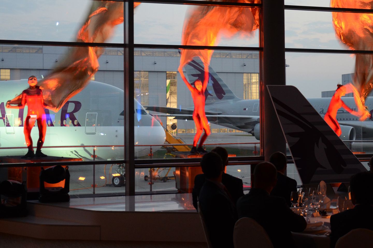 Show-Einlage inklusive: Bei einem aktuellen Listenpreis von 319 Millionen Euro für ein Exemplar des doppelstöckigen Flugzeuges wird dem aus Doha angereisten Top-Management bei der Übergabe neben einem Abendessen ein buntes Unterhaltungsprogramm geboten…