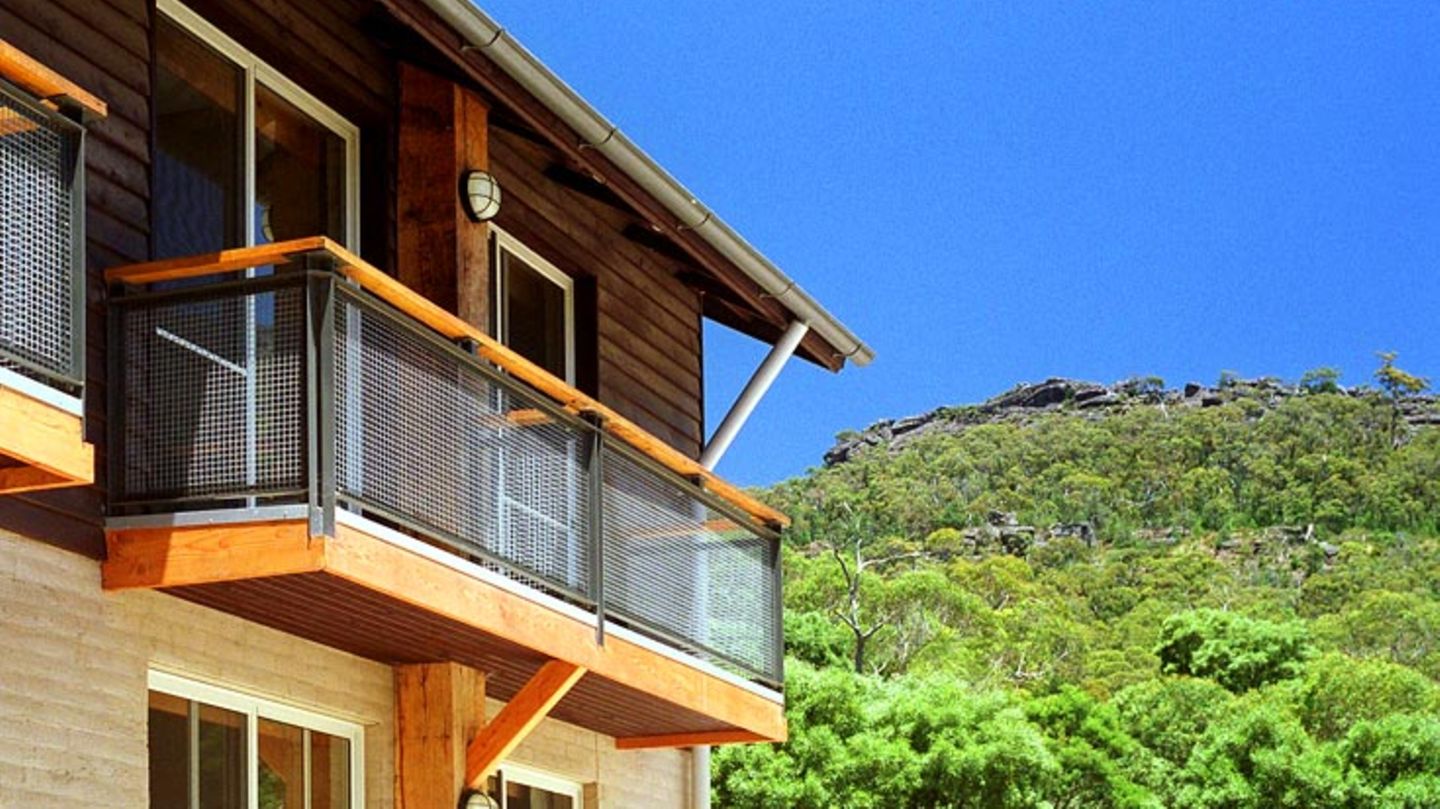 Victoria: Grampians YHA Eco-Hostel, Grampians National Park   Das zehn Jahre alte Öko-Hostel mit fünf Sternen und mehr als hundert Solarkollektoren auf dem Dach ist ein Vorzeigeobjekt der YHA Australia. Stolz ist das Hostel-Team auf die frischen Eier von frei laufenden Hühnern auf dem Frühstückstisch. Die Eco-Hostel liegt auf dem Gelände des Grampians National Park, dessen subalpinen Wälder ideal für Wanderungen sind.