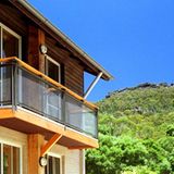 Victoria: Grampians YHA Eco-Hostel, Grampians National Park   Das zehn Jahre alte Öko-Hostel mit fünf Sternen und mehr als hundert Solarkollektoren auf dem Dach ist ein Vorzeigeobjekt der YHA Australia. Stolz ist das Hostel-Team auf die frischen Eier von frei laufenden Hühnern auf dem Frühstückstisch. Die Eco-Hostel liegt auf dem Gelände des Grampians National Park, dessen subalpinen Wälder ideal für Wanderungen sind.