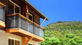 Victoria: Grampians YHA Eco-Hostel, Grampians National Park   Das zehn Jahre alte Öko-Hostel mit fünf Sternen und mehr als hundert Solarkollektoren auf dem Dach ist ein Vorzeigeobjekt der YHA Australia. Stolz ist das Hostel-Team auf die frischen Eier von frei laufenden Hühnern auf dem Frühstückstisch. Die Eco-Hostel liegt auf dem Gelände des Grampians National Park, dessen subalpinen Wälder ideal für Wanderungen sind.