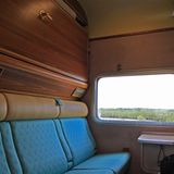 Bis 23 Uhr zischen im Barwagen die Bierdosen mit Victoria Bitter, dann liegen alle in ihren Kojen. Der Rhythmus der Schwellen wiegt einen in den Schlaf. Doch nachts hält der "Ghan" stundenlang auf freier Strecke, um die entgegenkommenden Güterzüge passieren zu lassen. Hier ein Foto eines Zweibettabteils des Gold Service am nächsten Morgen: Das obere Bett ist bereits eingeklappt. Zu jedem Abteil gehört eine winzige Toilette mit Dusche.