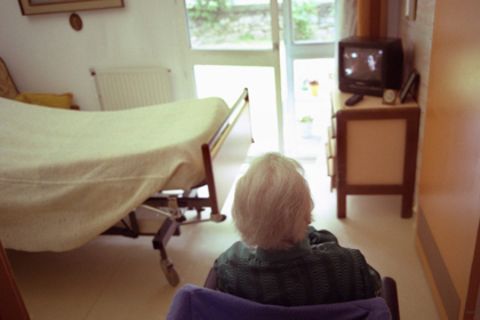 Ausgerechnet an dem Tag, als die Kommission über die Pflegestufe einer Patienten entscheiden will, gibt sich diese besonders agil und will aus dem Bett aufstehen