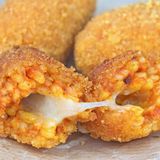 Supplí  Diese frittierten Risottobällchen haben es in sich: Meist sind sie mit Fleisch und Mozzarella gefüllt. Es gibt sie aber auch vegetarisch und mit anderem Gemüse. Man isst sie meist als Vorspeise oder auch einfach als Zwischensnack. Frischer oder übriggebliebener Risotto wird dabei mit Ei und etwas Fleischragù vermengt, in die Mitte kommt ein kleines Stück Mozzarella, dann wird alles zu einer Kugel gerollt, paniert und frittiert. In der cucina romana gibt es die supplì traditionell mit Leber und Kalbsbries gefüllt.