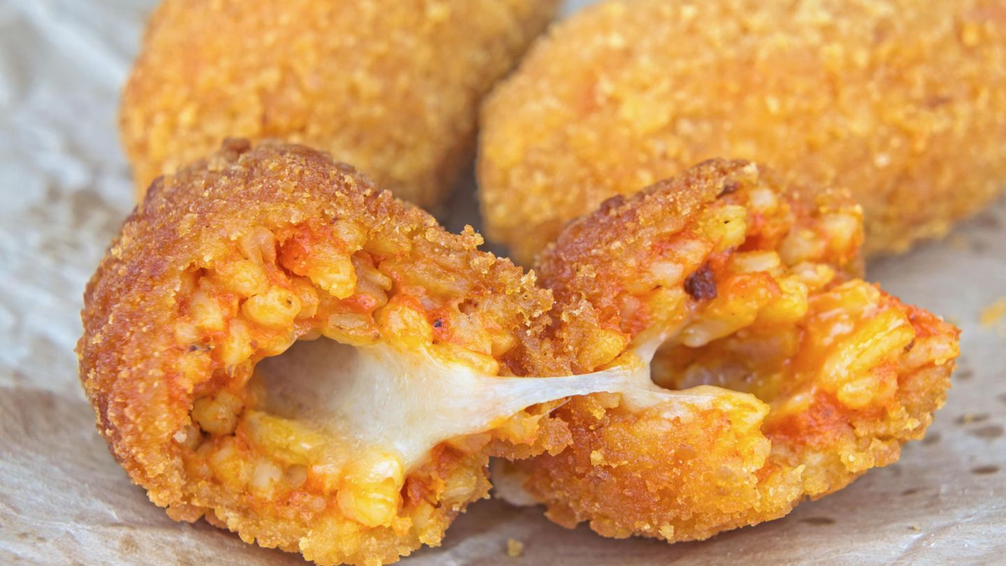 Supplí  Diese frittierten Risottobällchen haben es in sich: Meist sind sie mit Fleisch und Mozzarella gefüllt. Es gibt sie aber auch vegetarisch und mit anderem Gemüse. Man isst sie meist als Vorspeise oder auch einfach als Zwischensnack. Frischer oder übriggebliebener Risotto wird dabei mit Ei und etwas Fleischragù vermengt, in die Mitte kommt ein kleines Stück Mozzarella, dann wird alles zu einer Kugel gerollt, paniert und frittiert. In der cucina romana gibt es die supplì traditionell mit Leber und Kalbsbries gefüllt.