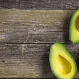 Avocado  Avocados reifen nicht, wenn es kalt ist. Deshalb haben sie im Kühlschrank nichts verloren, außer Sie wollen den Reifungsprozess bewusst stoppen. Raumtemperatur bekommt dem Lorbeergewächse am besten. Wenn Sie die Avocado aufschneiden, geben Sie ein paar Tropfen Zitronensaft über die Frucht. Die Säure verhindert, dass das Fruchtfleisch an der Luft oxidiert und braun wird.