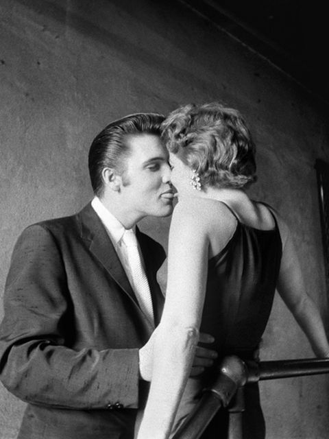 Ein Foto von ikonenhafter Qualität: Elvis züngelt mit einer schönen Unbekannten im Mosque Theater in Richmond, Virginia