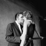 Ein Foto von ikonenhafter Qualität: Elvis züngelt mit einer schönen Unbekannten im Mosque Theater in Richmond, Virginia