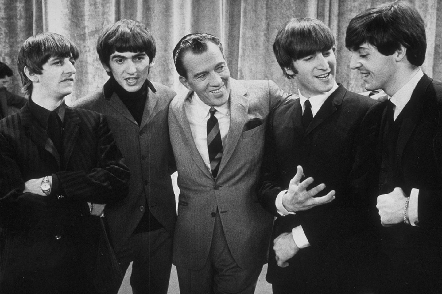 Popmusik: Am 9. Februar traten die Beatles in der beliebten "Ed Sullivan Show" auf und sangen fünf Songs: "All My Loving", "Till There Was You", "She Loves You", "I Saw Her Standing There" und "I Want to Hold Your Hand". Diese Sendung war ein Straßenfeger: Unglaubliche 73,7 Millionen Zuschauer verfolgten die Live-Show - für die damalige Zeit ein Rekordwert! Am 9. Februar traten die Beatles in der beliebten "Ed Sullivan Show" auf und sangen fünf Songs: "All My Loving", "Till There Was You", "She Loves You", "I Saw Her Standing There" und "I Want to Hold Your Hand". Diese Sendung war ein Straßenfeger: Unglaubliche 73,7 Millionen Zuschauer verfolgten die Live-Show - für die damalige Zeit ein Rekordwert!